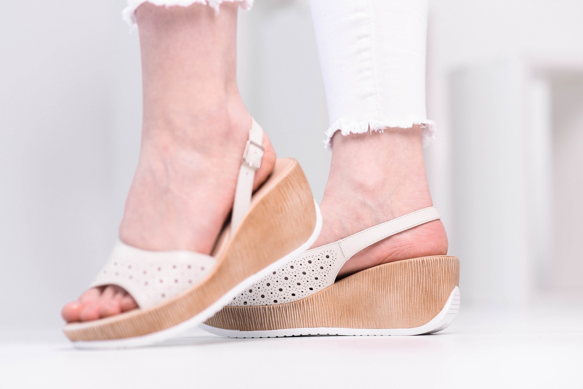 

Босоножки Maya Shoes 2498 Бежевый 39р