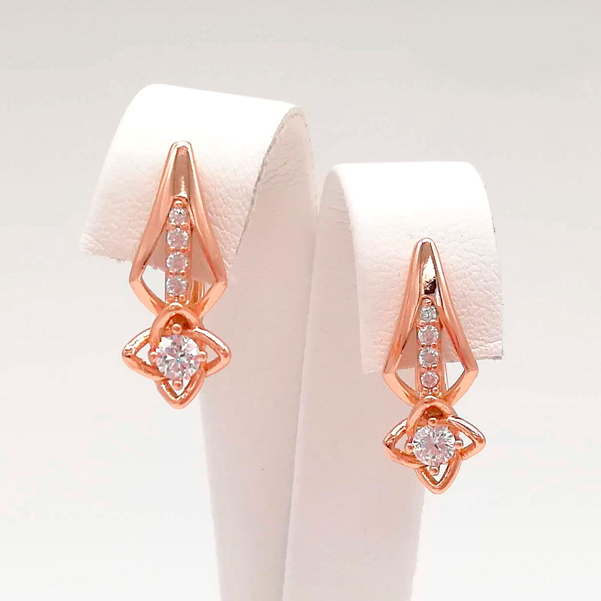 

Серьги Xuping из медицинского золота, белые фианиты, позолота PO, 24672