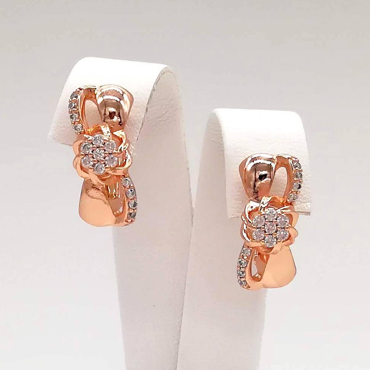 

Серьги Xuping из медицинского золота, белые фианиты, позолота PO, 24629
