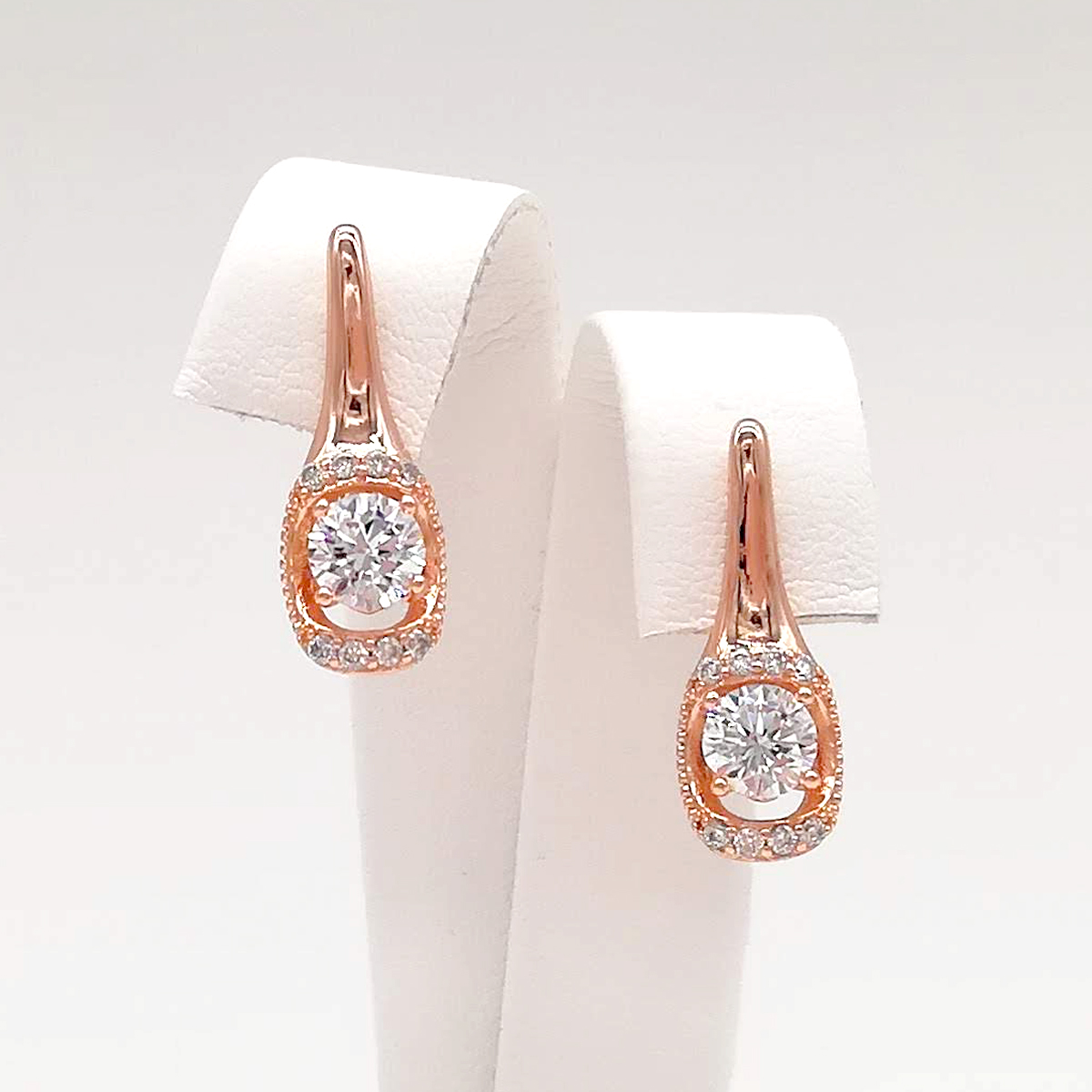 

Серьги Xuping из медицинского золота, белые фианиты, позолота PO, 24635