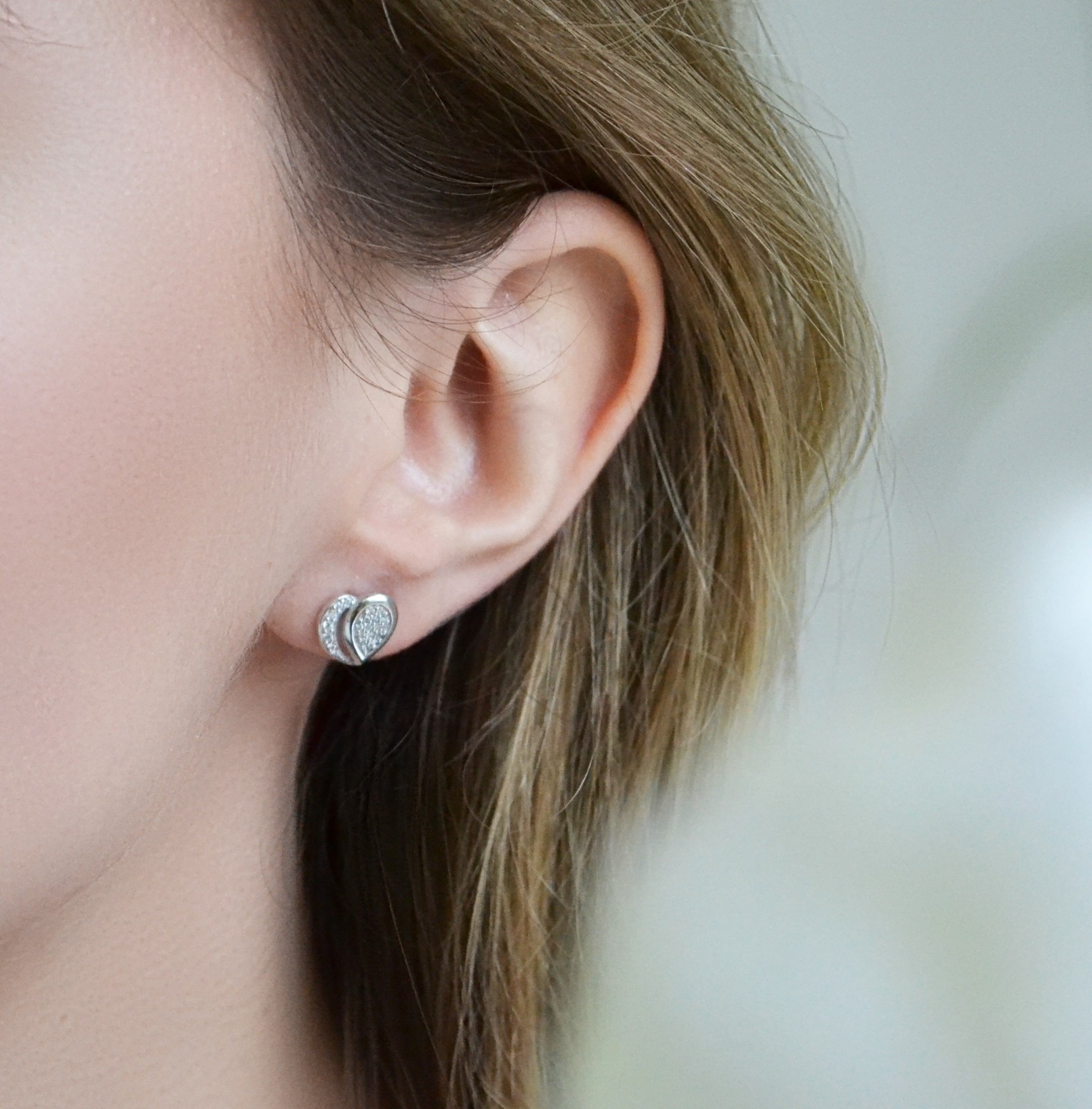 

Серебряные серьги пусеты HARMONY 923449 бел 923449