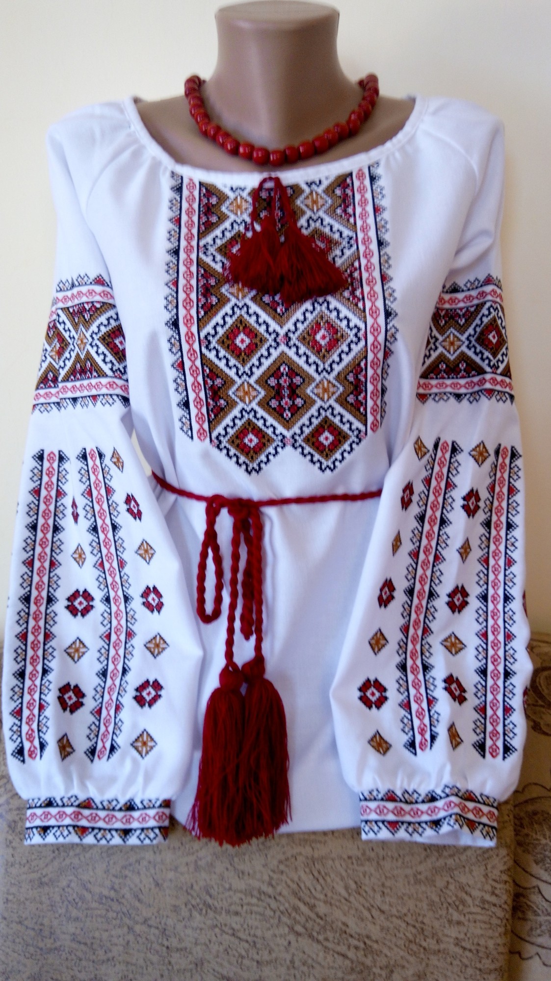 

Жіноча Вишиванка"Весняна червоно-золота"42