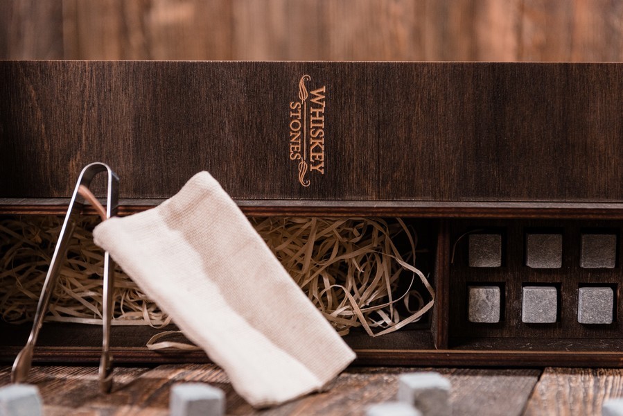 

Подарочный набор камней для виски с местом под бутылку Whiskey stones Original в деревянном пенале 8шт из стеатита + щипцы с инструкцией