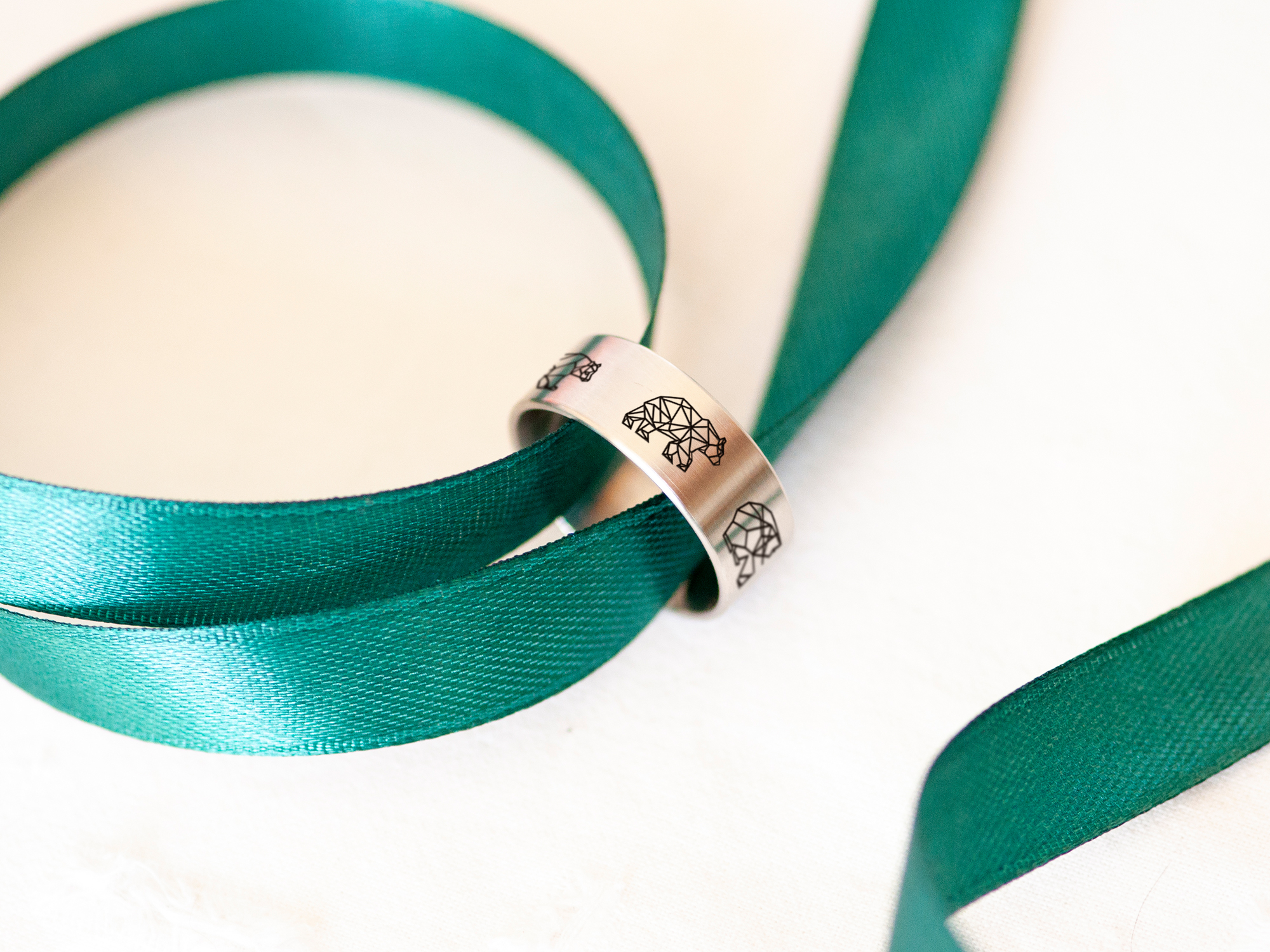 

Кольцо с медведем из медицинской стали кожаный чехол DIDIART JEWELRY размер 20,2 R0034