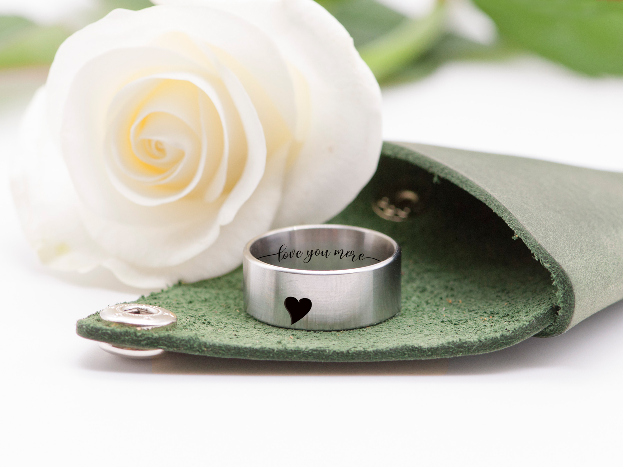 

Стальное кольцо с сердцем и надписью внутри Love you more кожаный чехол DIDIART JEWELRY размер 19,8 R0054