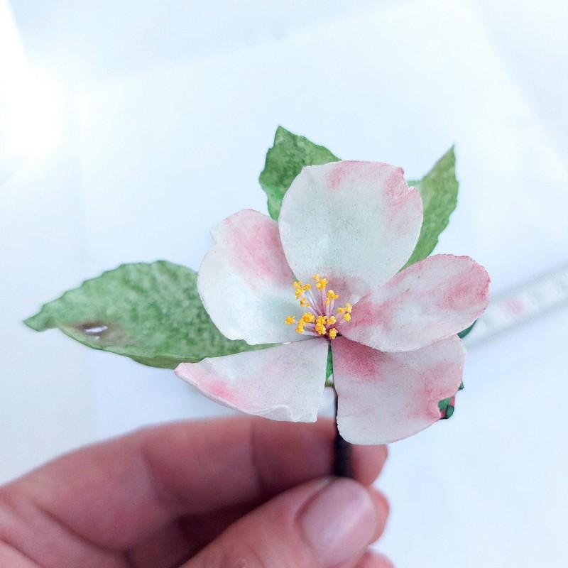 Веточка цветущей вишни из гофрированной бумаги