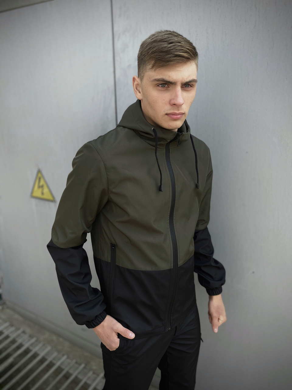 

Мужская весенняя куртка Intruder "SoftShell Lite" хаки-черная XL