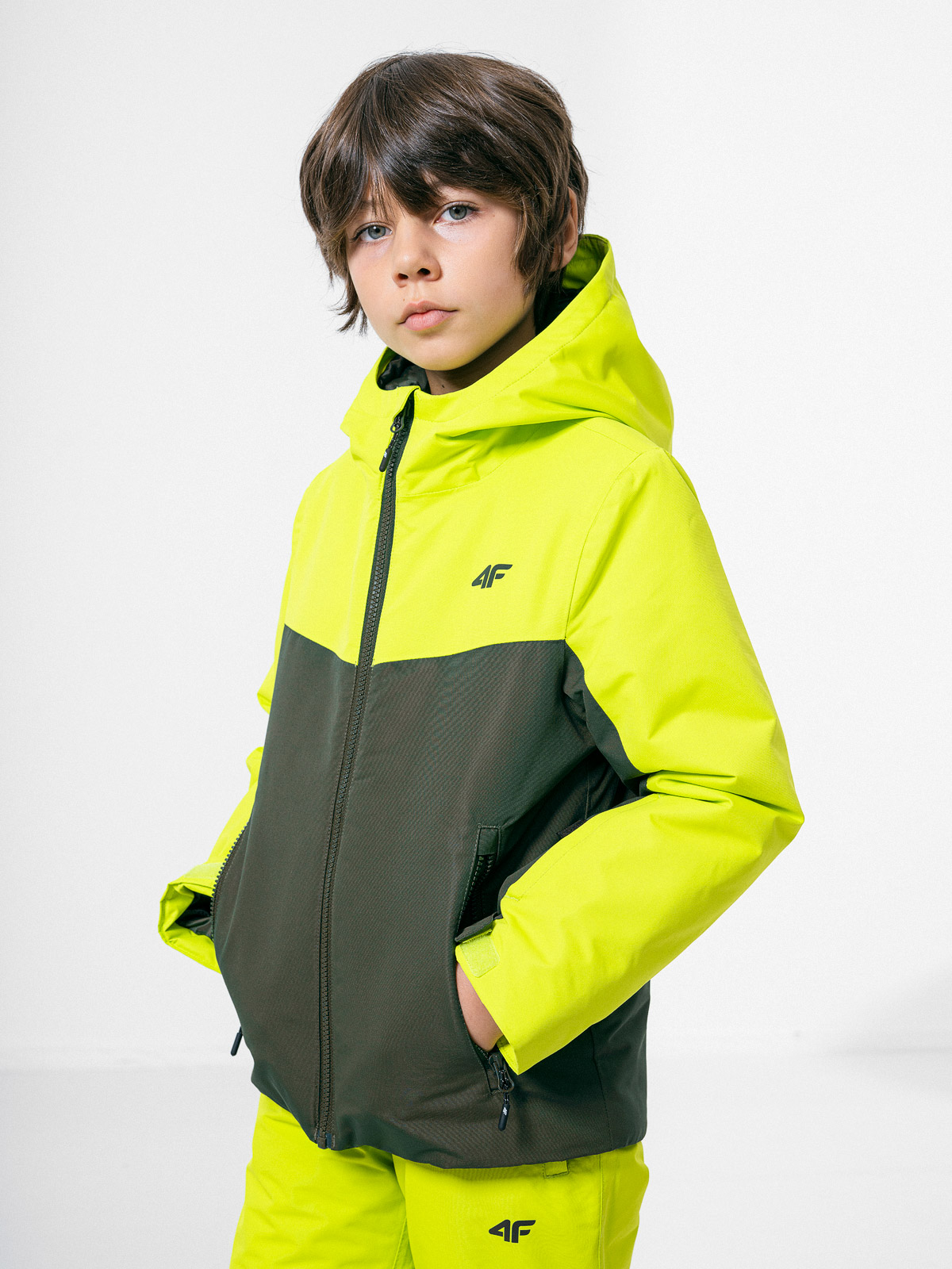 Акция на Підліткова зимова лижна куртка для хлопчика 4F HJZ22-JKUMN001-43S 152 см от Rozetka