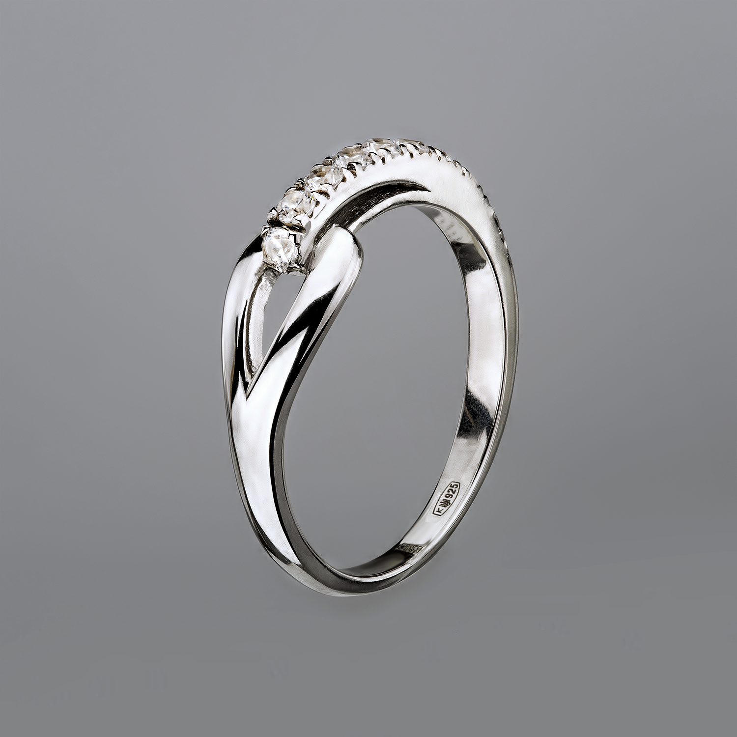 

Срібна каблучка з фіанітами петля кохання 21.5 cava.cool