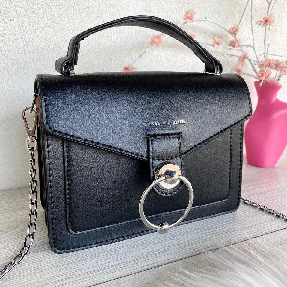 

Женская сумочка-клатч Charles & Keith на цепочках с кольцом черная ЧК261