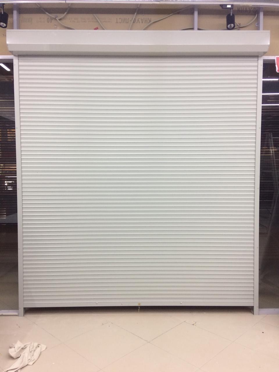 

Роллета защитная автоматическая с управлением пультом Alutech 2500х3000 Белая