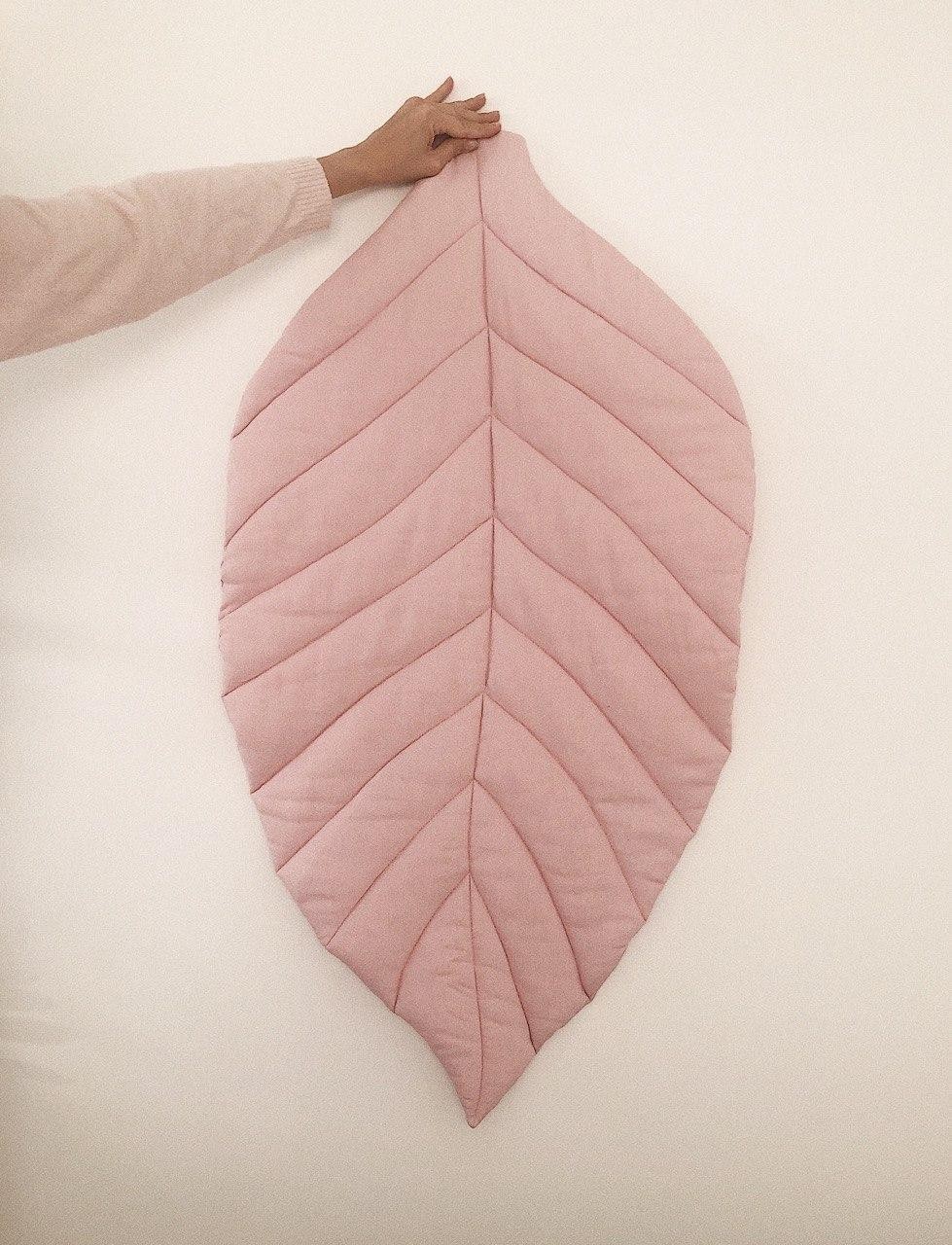 

Коврик Листик Oval из льна нежно розовый