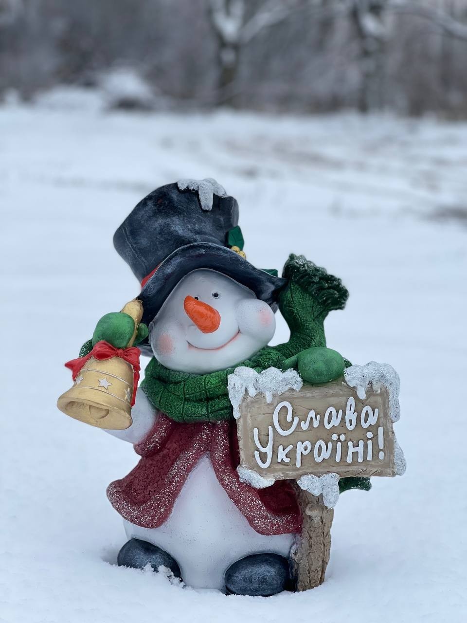 Елочная игрушка «Снеговик с ёлкой и снегирями»