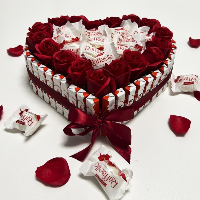Подарок на 14 февраля - своими руками: сердце из гвоздик и конфет