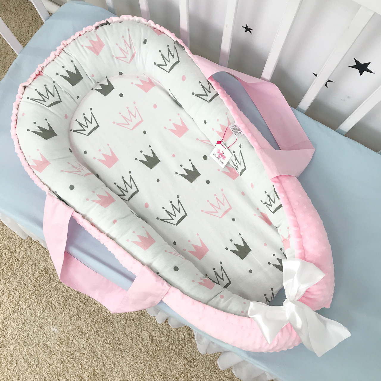 

Кокон для новорожденного с кокосовым матрасиком и ручками Oh My Kids "Короны серо-розовые"