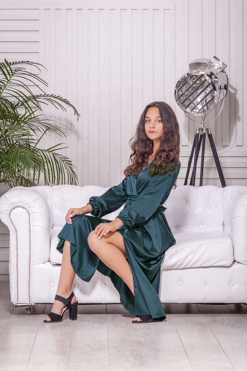 

Изумрудное платье макси FirstWoman M изумрудный 43436159