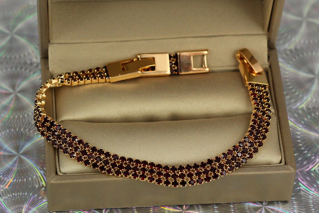 Браслет Xuping Jewelry три дорожки из красных камней 18.5 см 8 ммзолотистый от продавца: Златеника – в интернет-магазине ROZETKA
