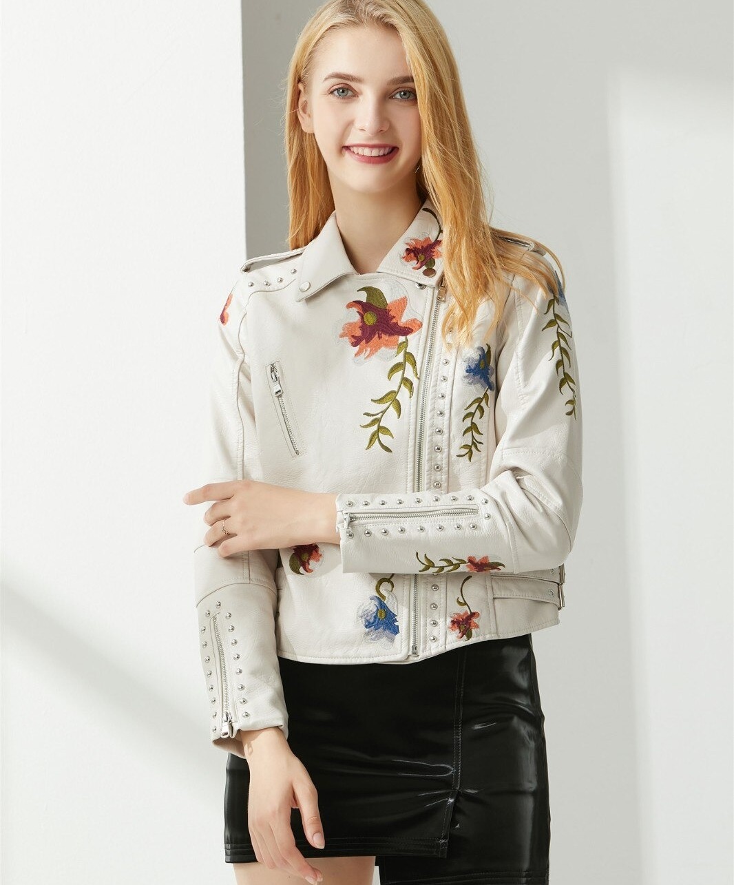 

Куртка женская из искусственной кожи с вышивкой молочная Bright flowers Berni Fashion () Молочный, Куртка женская из искусственной кожи с вышивкой молочная Bright flowers Berni Fashion (L) Молочный