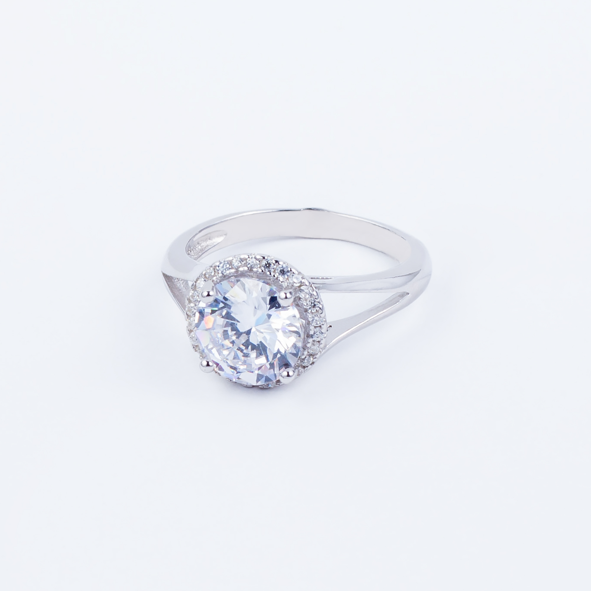 

Каблучка TOP Silver размер 18,0 3,08 г 9510104б