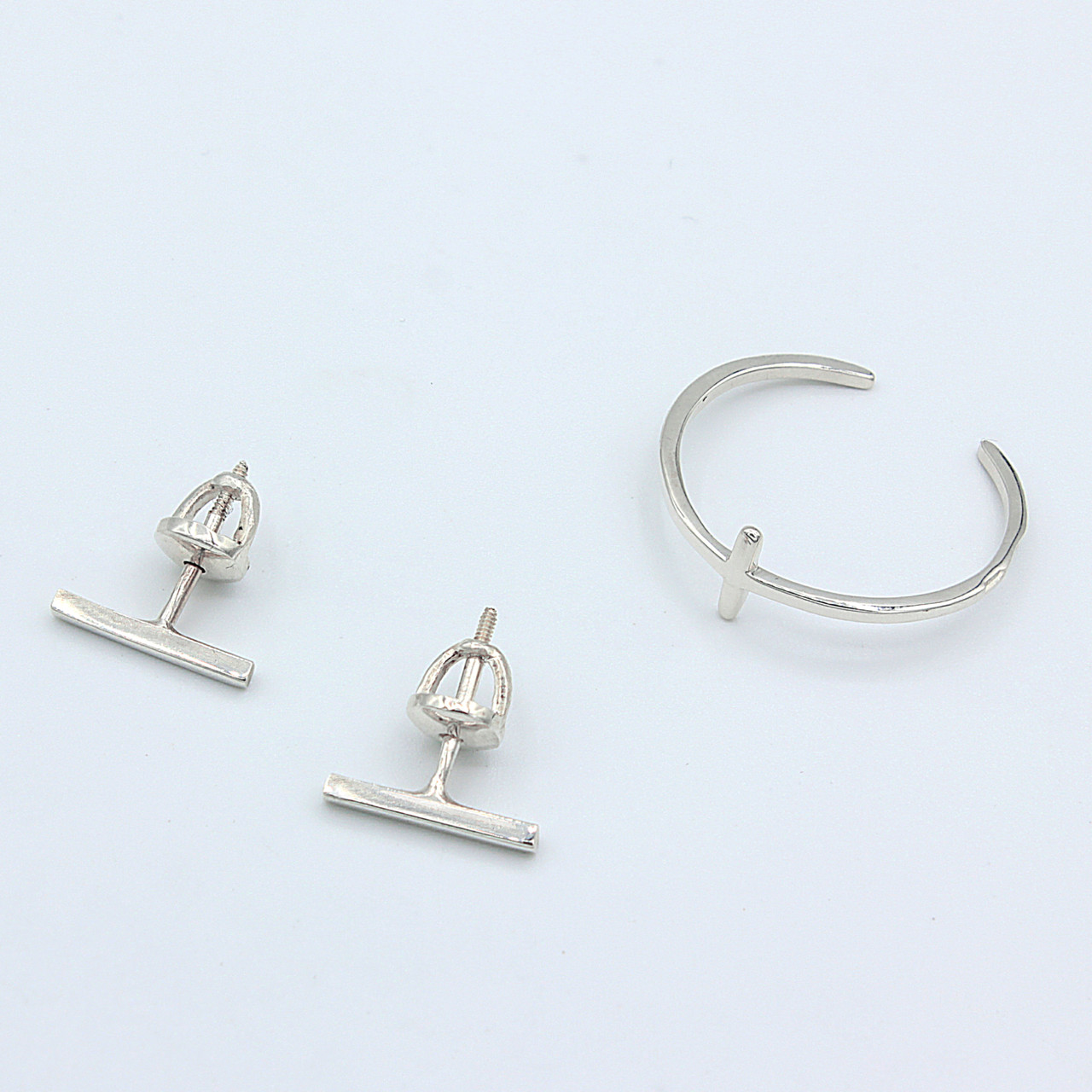 

Серебряное кольцо и серьги Лаконичность 17,5 р