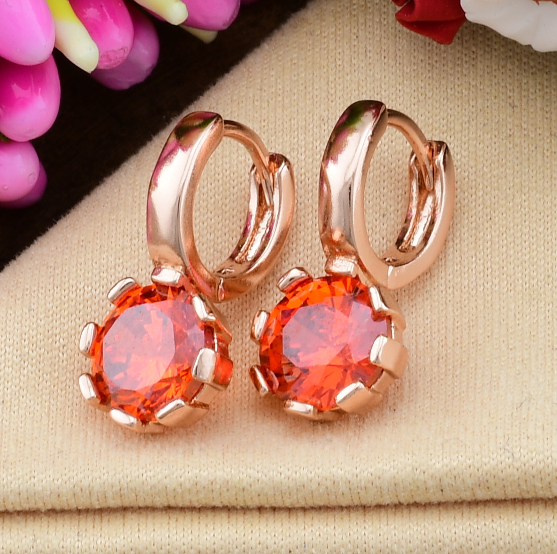 

Серьги Xuping 27625 размер 15х7 мм вес 1.9 г красные фианиты позолота РО