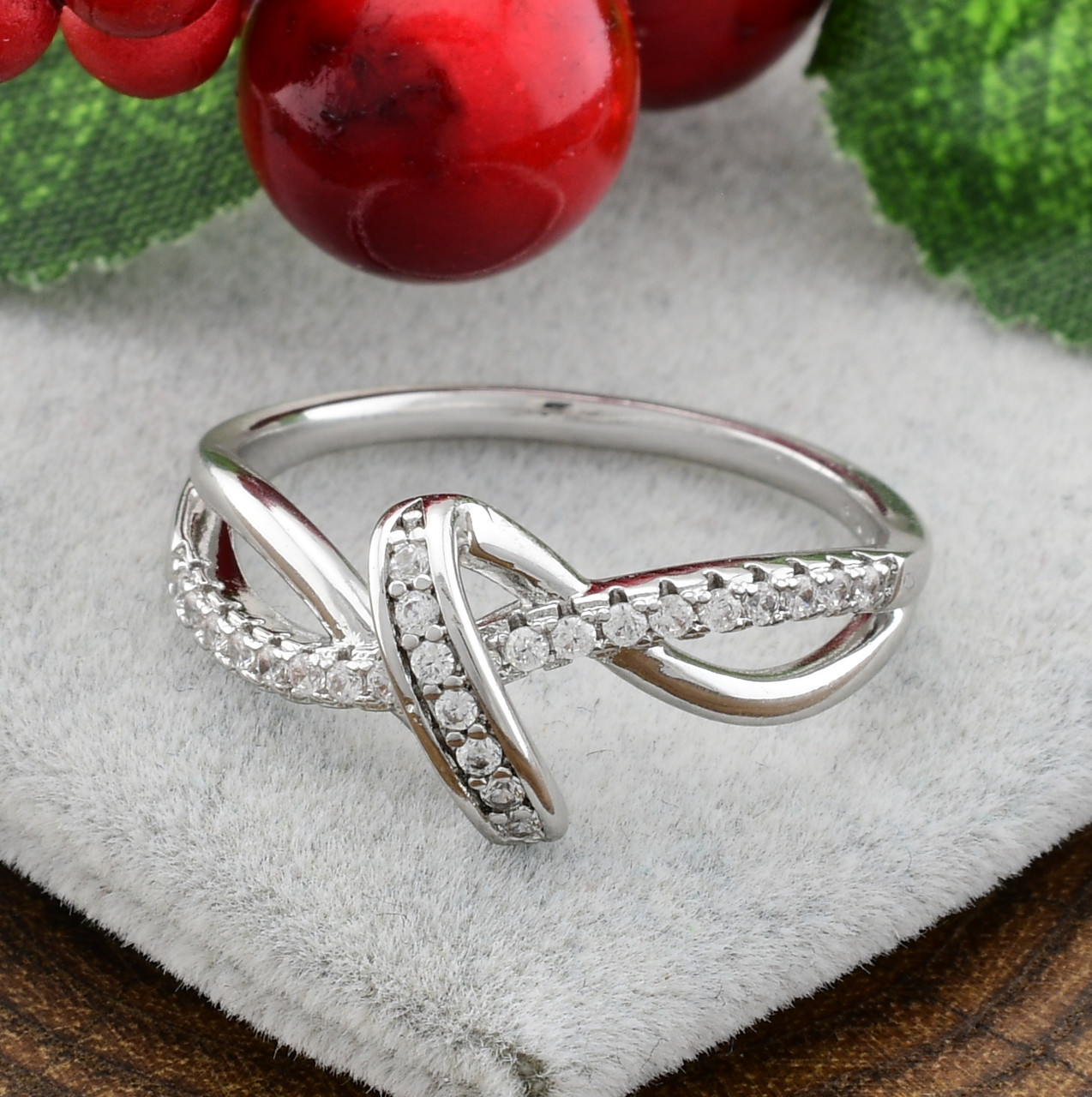 

Кольцо Xuping 14746 размер 17 ширина 9 мм вес 2.6 г белые фианиты позолота Белое золото