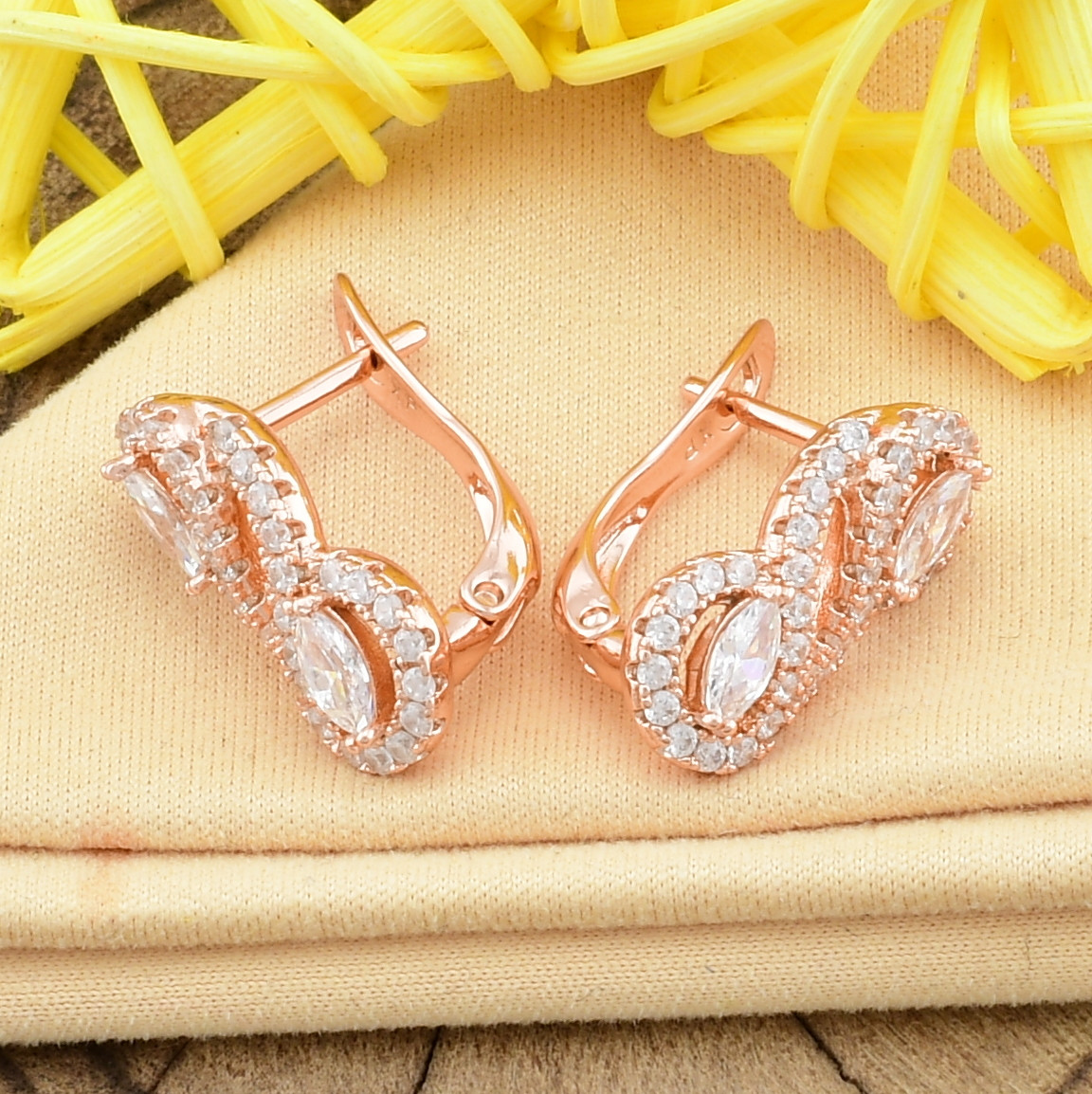 

Серьги Xuping 27660 размер 15х5 мм вес 3.5 г белые фианиты позолота РО