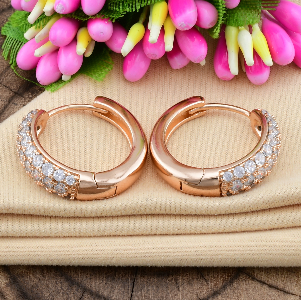 

Серьги Xuping 21290 размер 18х5 мм вес 5.0 г белые фианиты позолота 18К