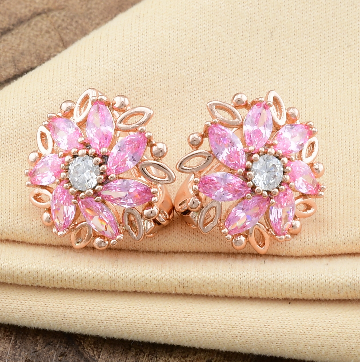 

Серьги Xuping 27528 размер 14х14 мм вес 3.1 г розовые фианиты позолота РО