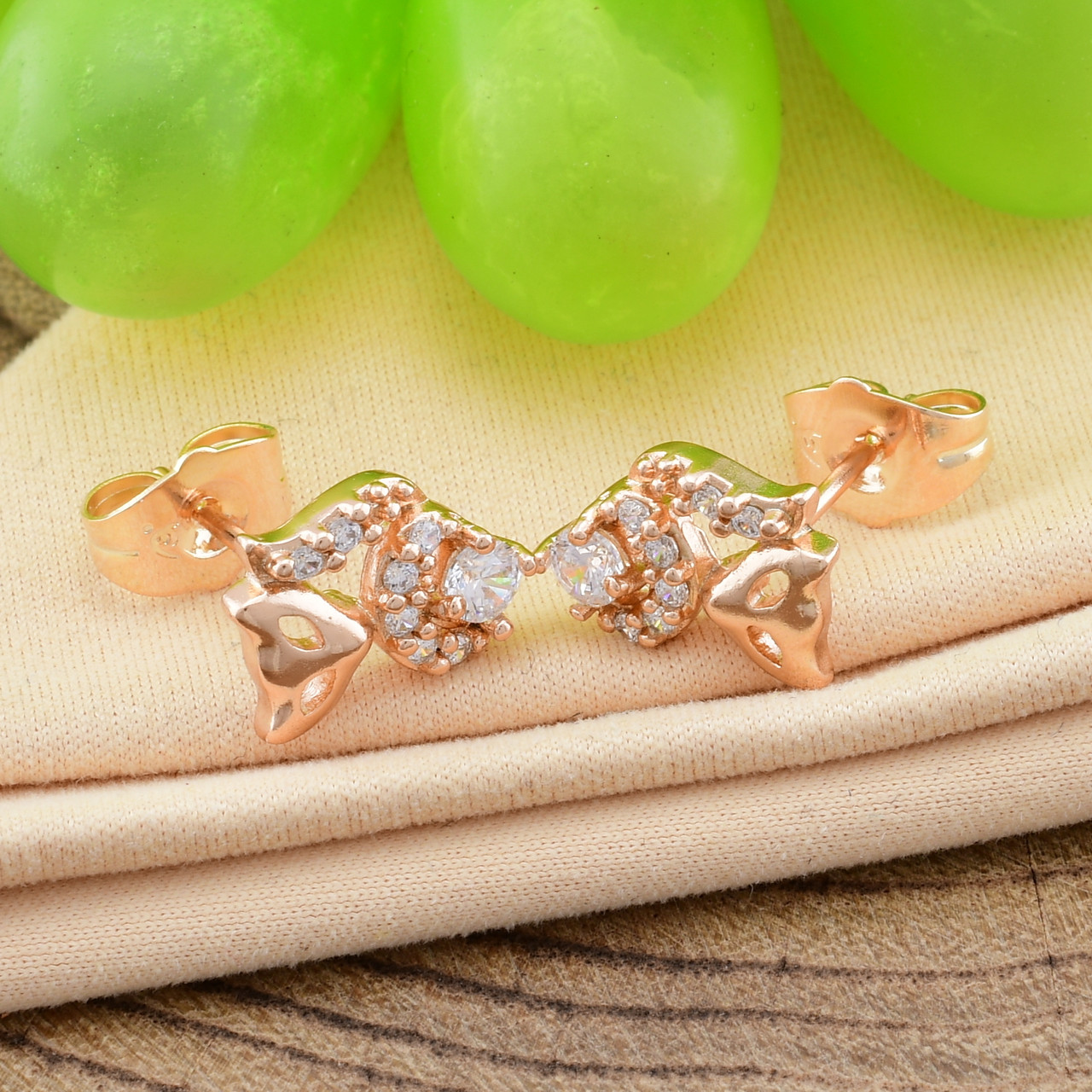 

Серьги Xuping 27649 размер 10х7 мм вес 1.9 г белые фианиты позолота 18К