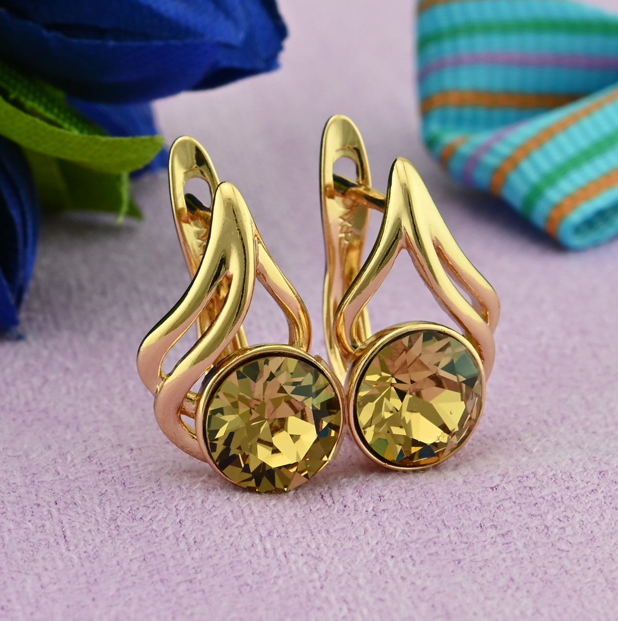 

Серьги Xuping с кристаллами Swarovski 83227 размер 16х9 мм цвет шампань вес 3.5 г позолота 18К