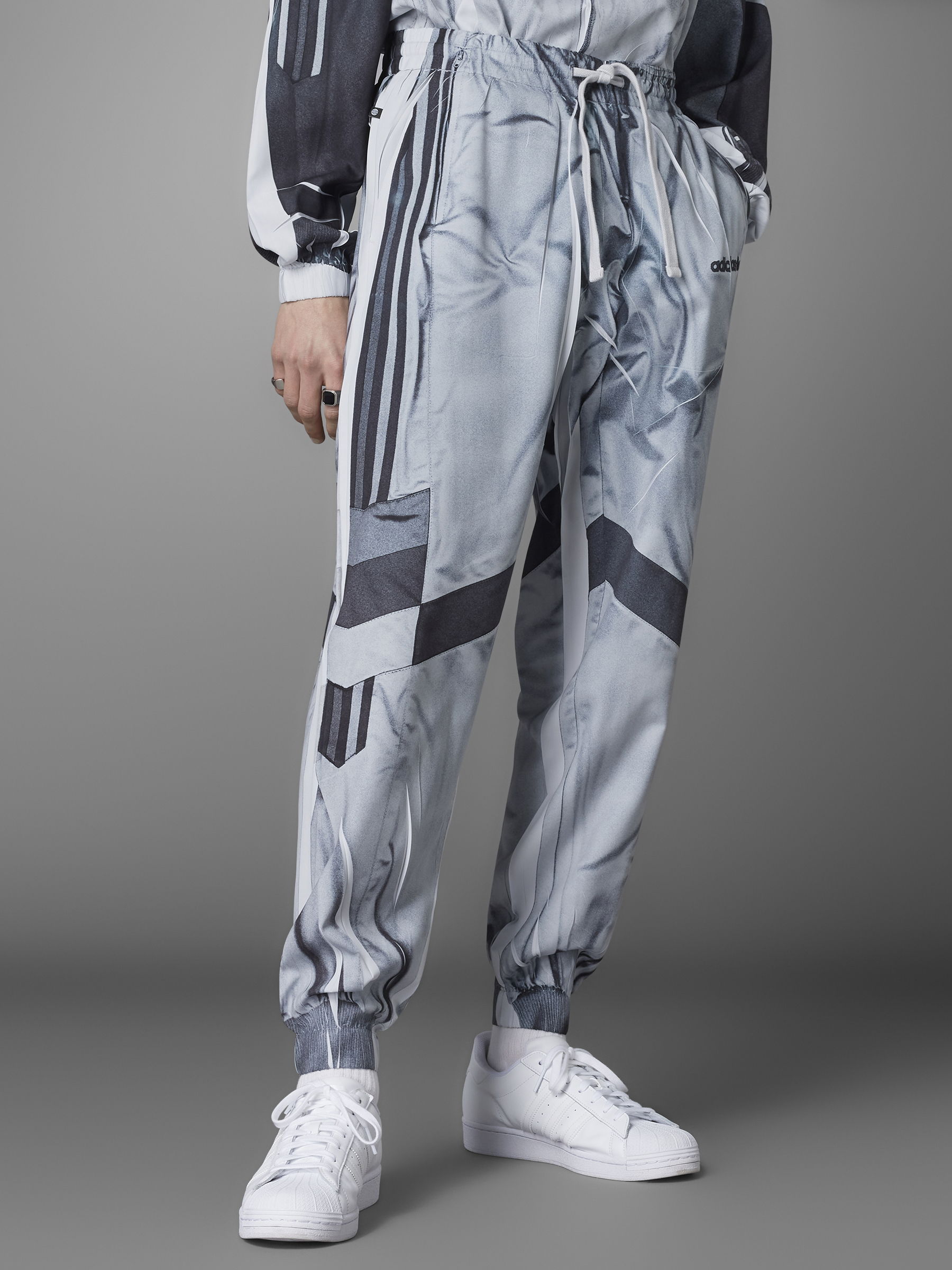 Акція на Спортивні штани чоловічі Adidas Fb Silk Tp HD2236 XXL Сірі від Rozetka