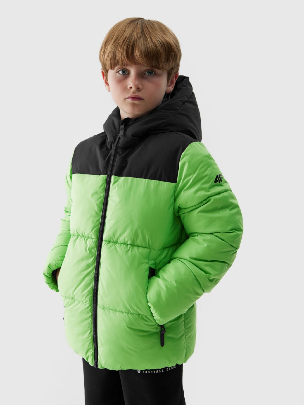 Акция на Підліткова зимова стьобана куртка для хлопчика 4F 4FJAW23TDJAM274-45S 146 см Зелена от Rozetka