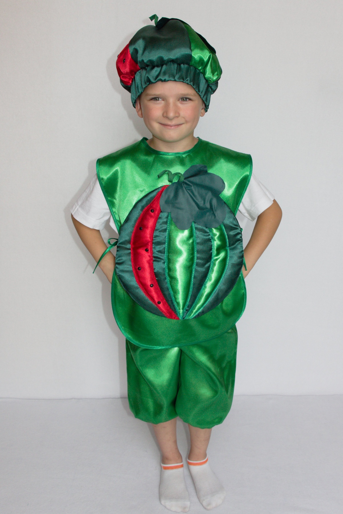 Одежда арбуза. Костюм арбуза. Костюм арбуза для мальчика. Ребенок в костюме арбуза. Карнавальный костюм Арбуз.