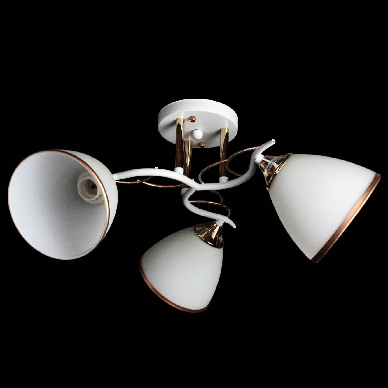 

Люстра на три плафона Svitlight Q2009/3 WT