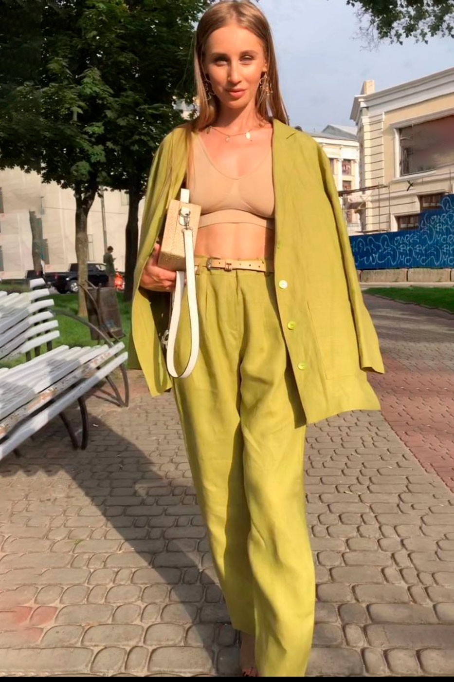 

Женский льняной брючный костюм J&L CHOICE L горчица