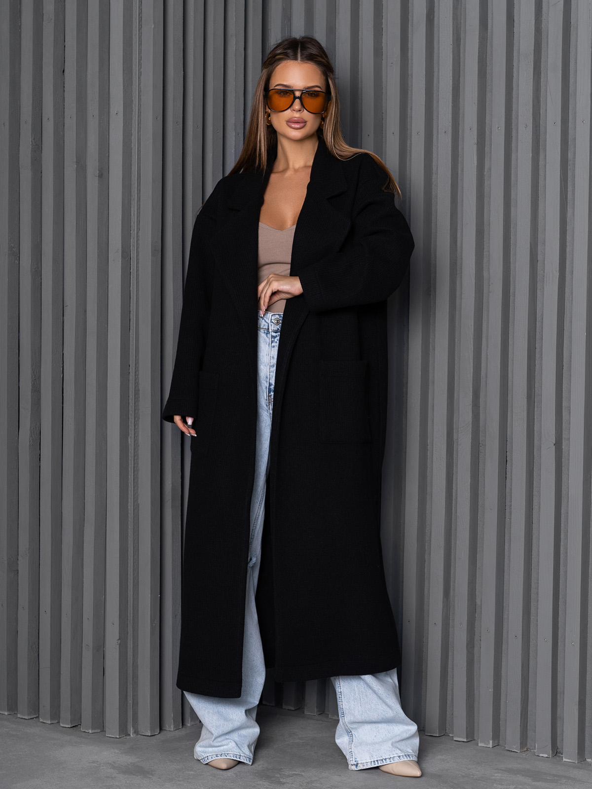 Женское длинное черное пальто.