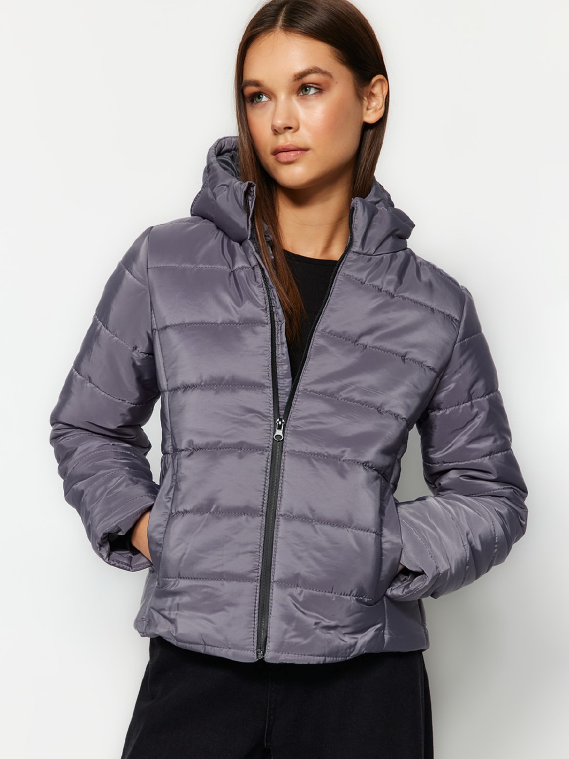 Акция на Куртка зимова коротка жіноча Trendyol TWOAW24MO00175 XS Gray от Rozetka