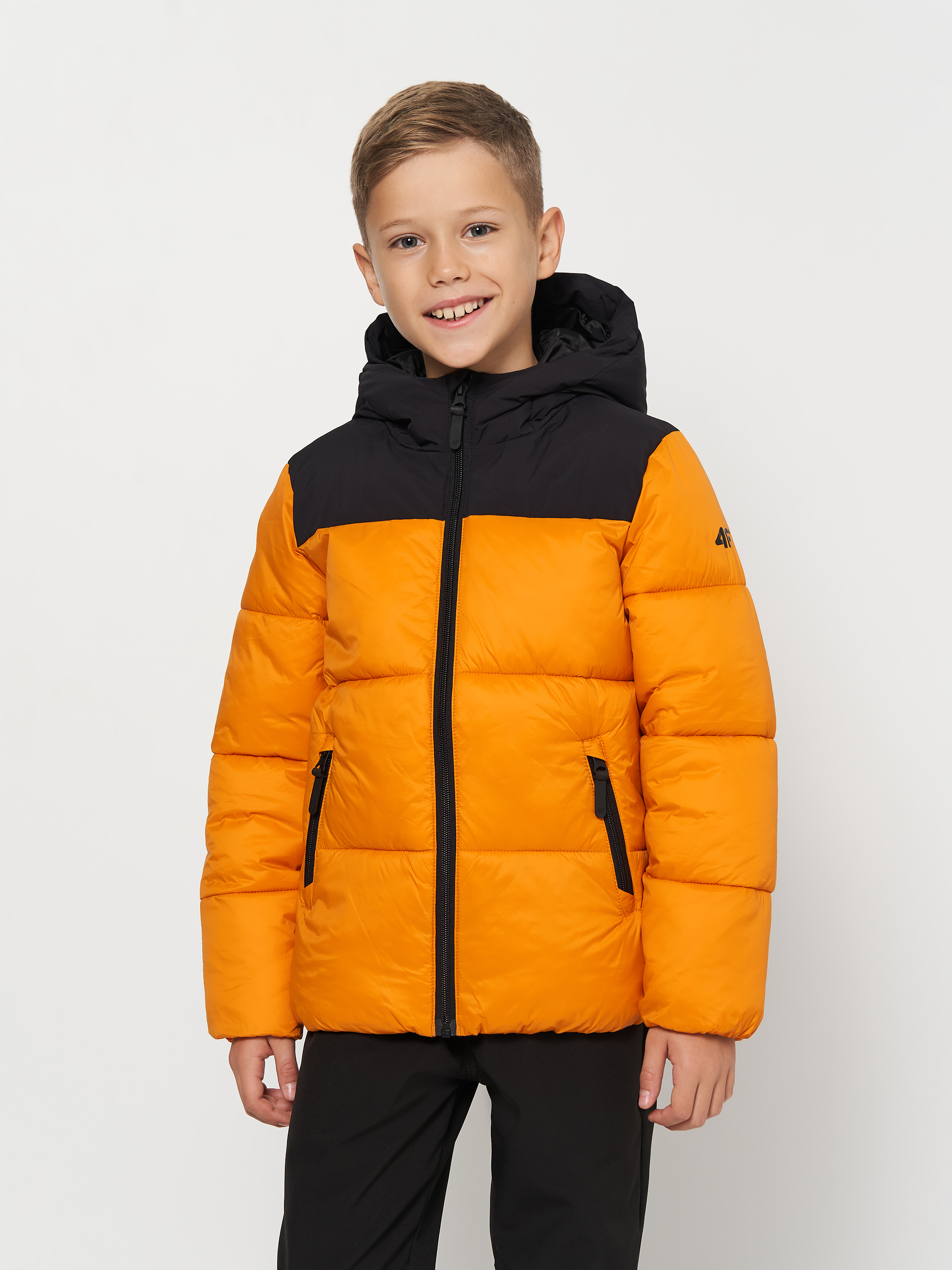 Акція на Дитяча зимова стьобана куртка для хлопчика 4F 4FJAW23TDJAM274-70S 134 см Коричнева від Rozetka