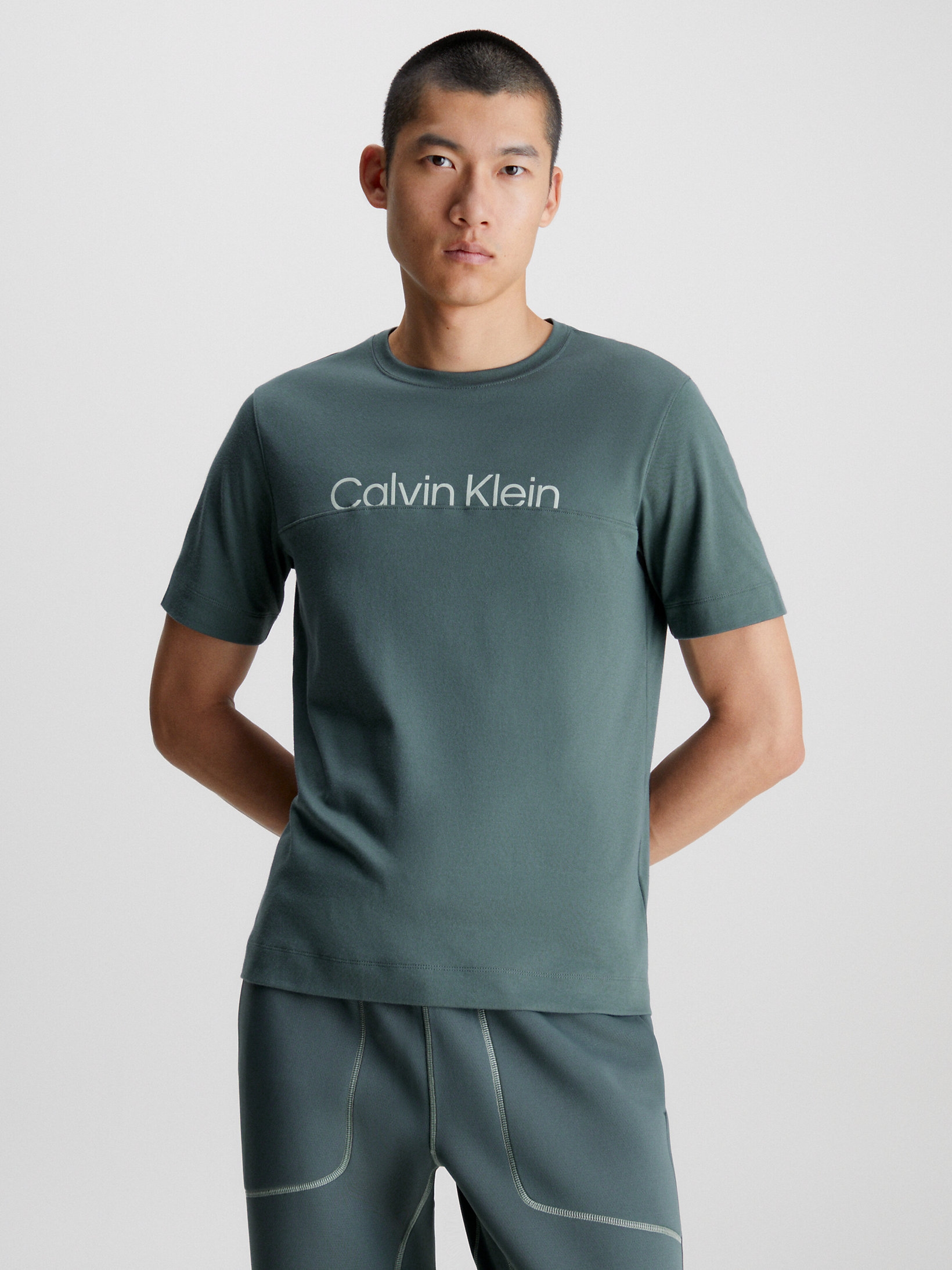 Акція на Футболка чоловіча Calvin Klein 00GMF3K133-CEG L Темно-сіра від Rozetka