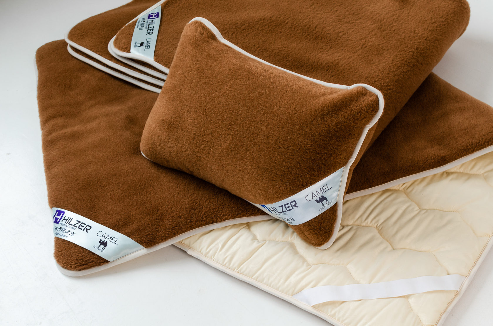 

Комплект двухспальный Одеяло, наматрасник и две подушки из верблюжей шерсти CAMEL Hilzer цвет Коричневый