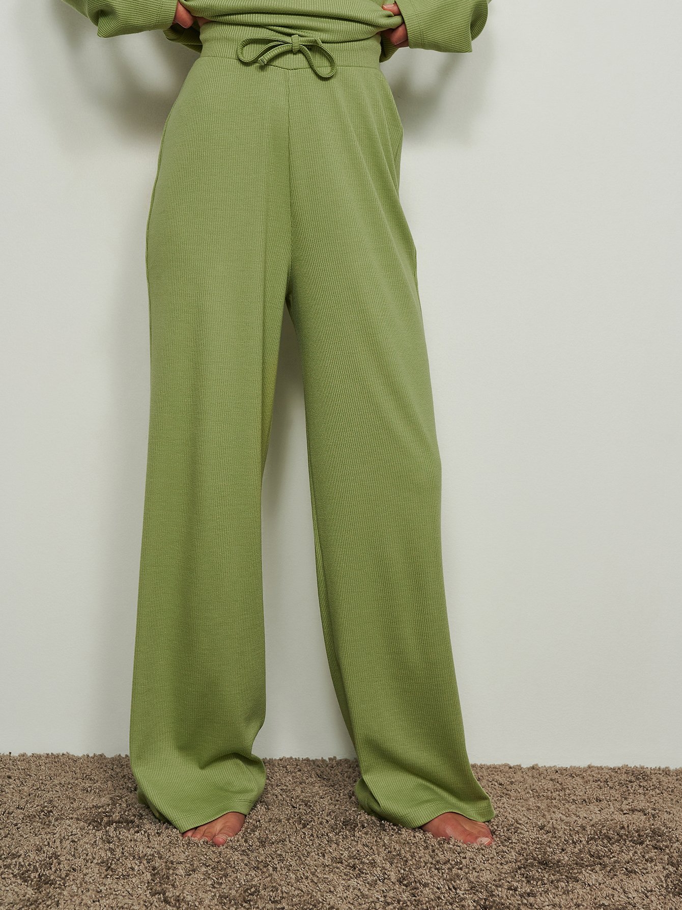 Акція на Піжамні штани жіночі NA-KD XAZ438225RDOD S Світло-зелені від Rozetka