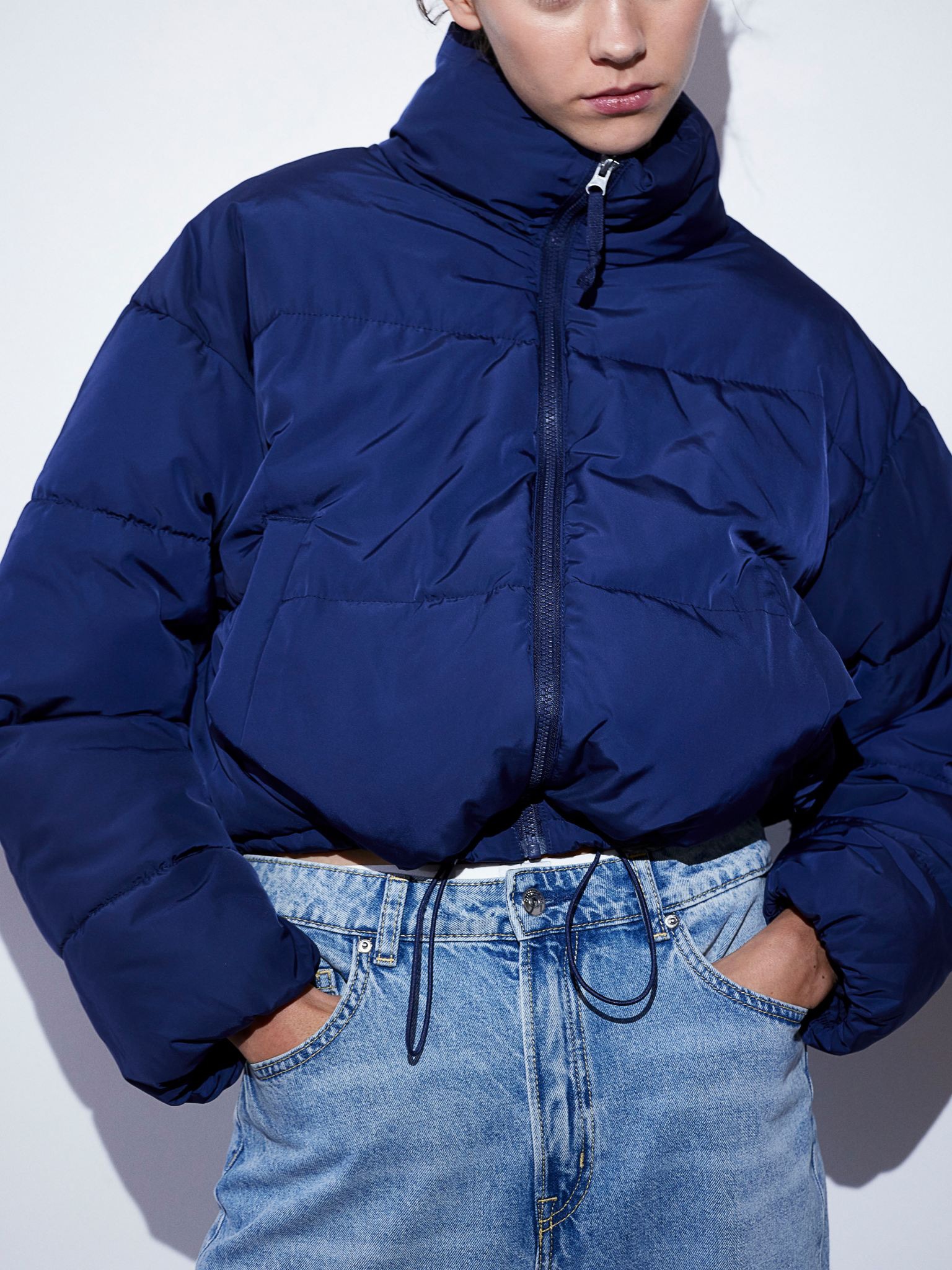 Акція на Куртка демісезонна коротка жіноча H&M WW1161620 M Темно-синя від Rozetka