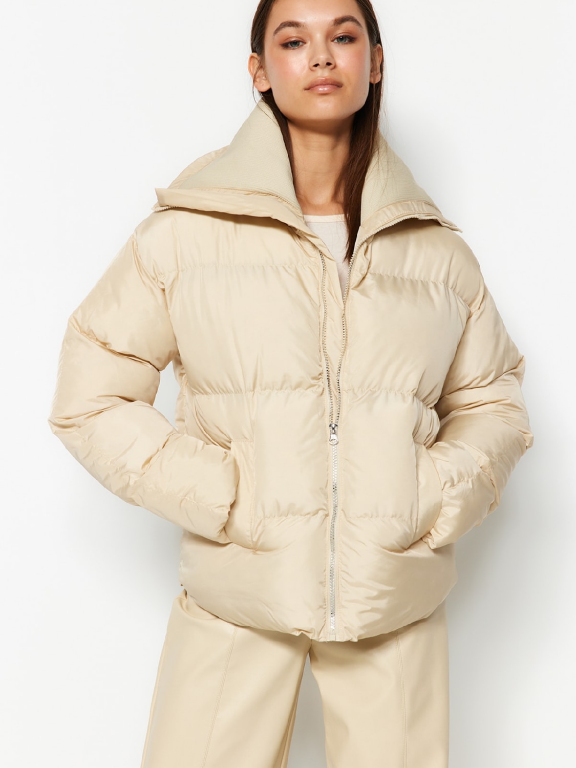 Акция на Куртка зимова жіноча Trendyol TWOAW24MO00089 L Beige от Rozetka