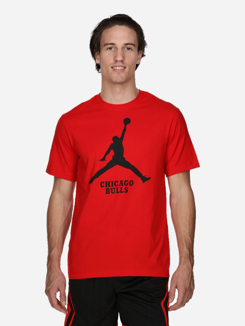 Акція на Футболка чоловіча Nike Chi M Nk Es Nba Jdn Ss Tee FD1460-657 L Червона від Rozetka