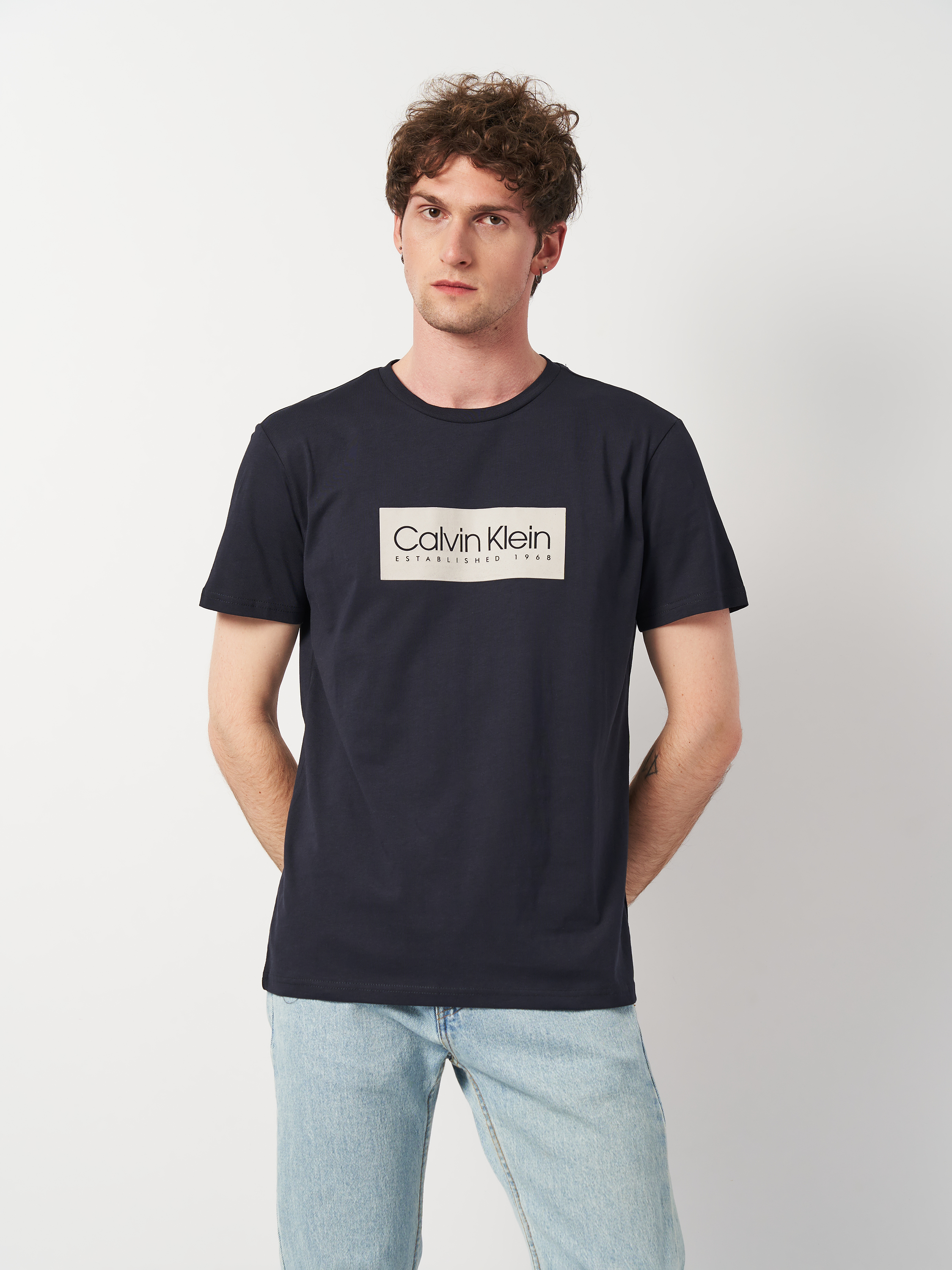 Акція на Футболка бавовняна довга чоловіча Calvin Klein Jeans 11337.3 XL (50) Темно-синя від Rozetka