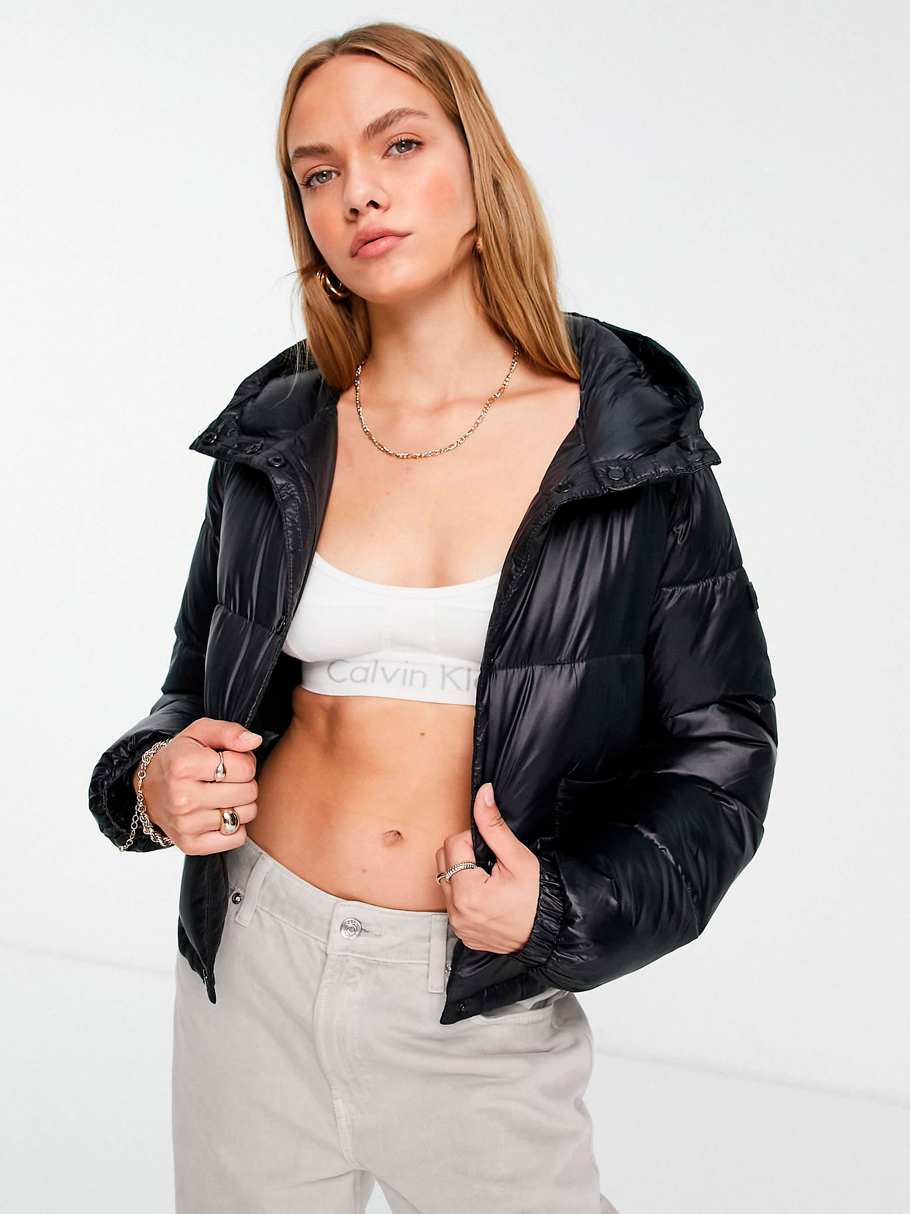 Акція на Куртка демісезонна коротка з капюшоном жіноча Calvin Klein 680242257 XL Чорна від Rozetka