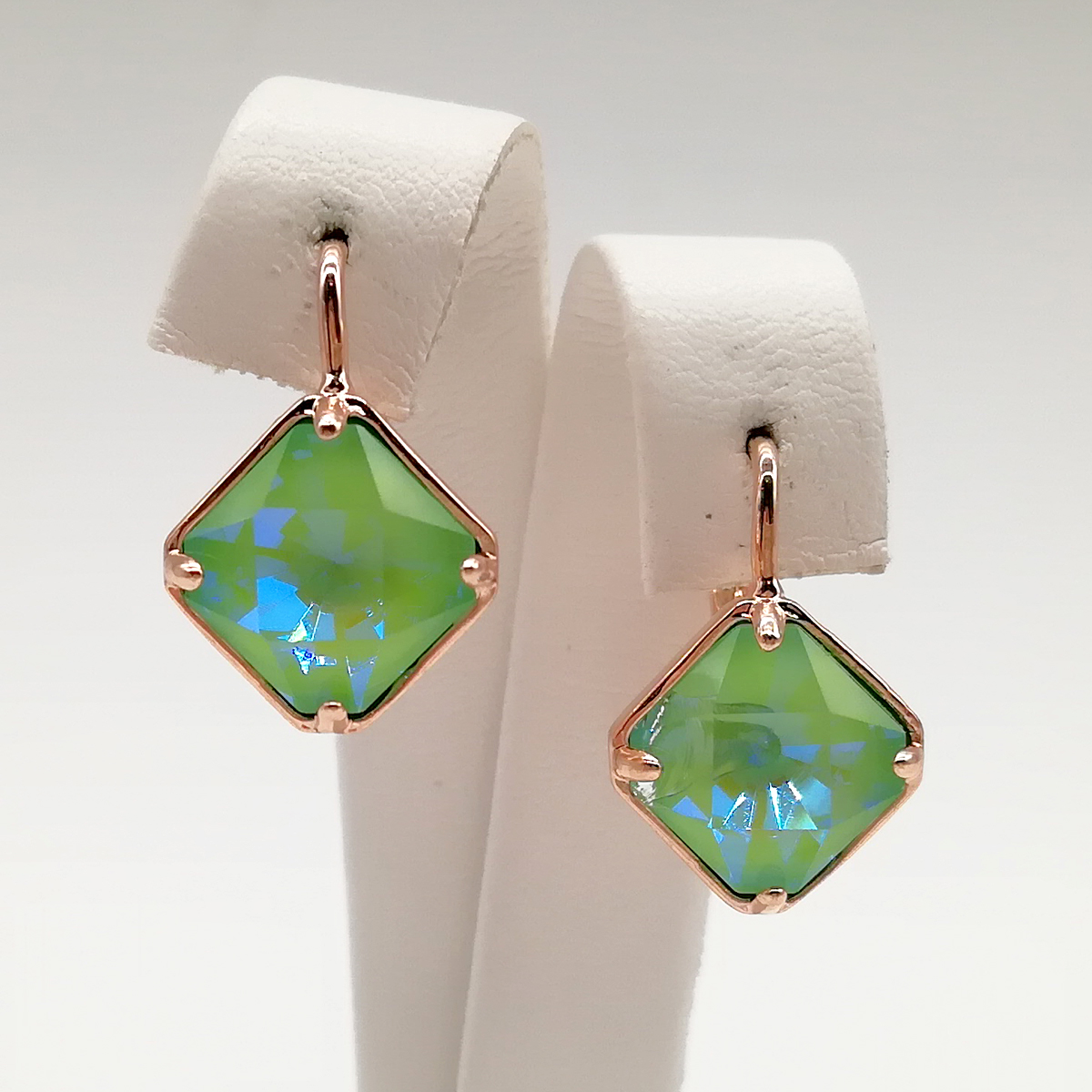 

Серьги SONATA из медицинского золота, кристаллы Swarovski голубовато-зеленого цвета, позолота PO, 24767