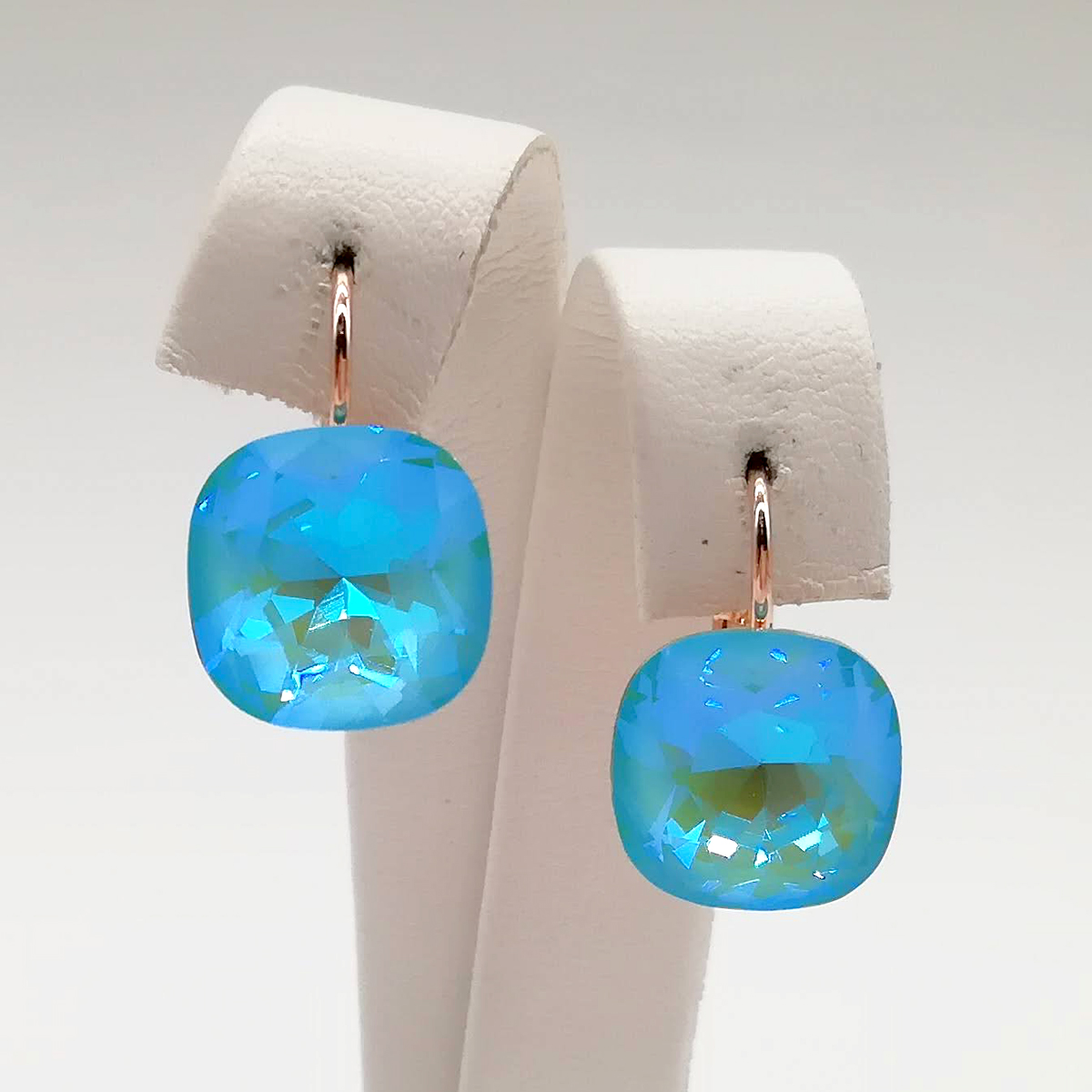 

Серьги SONATA из медицинского золота, кристаллы Swarovski ярко-голубого цвета, позолота PO, 24758