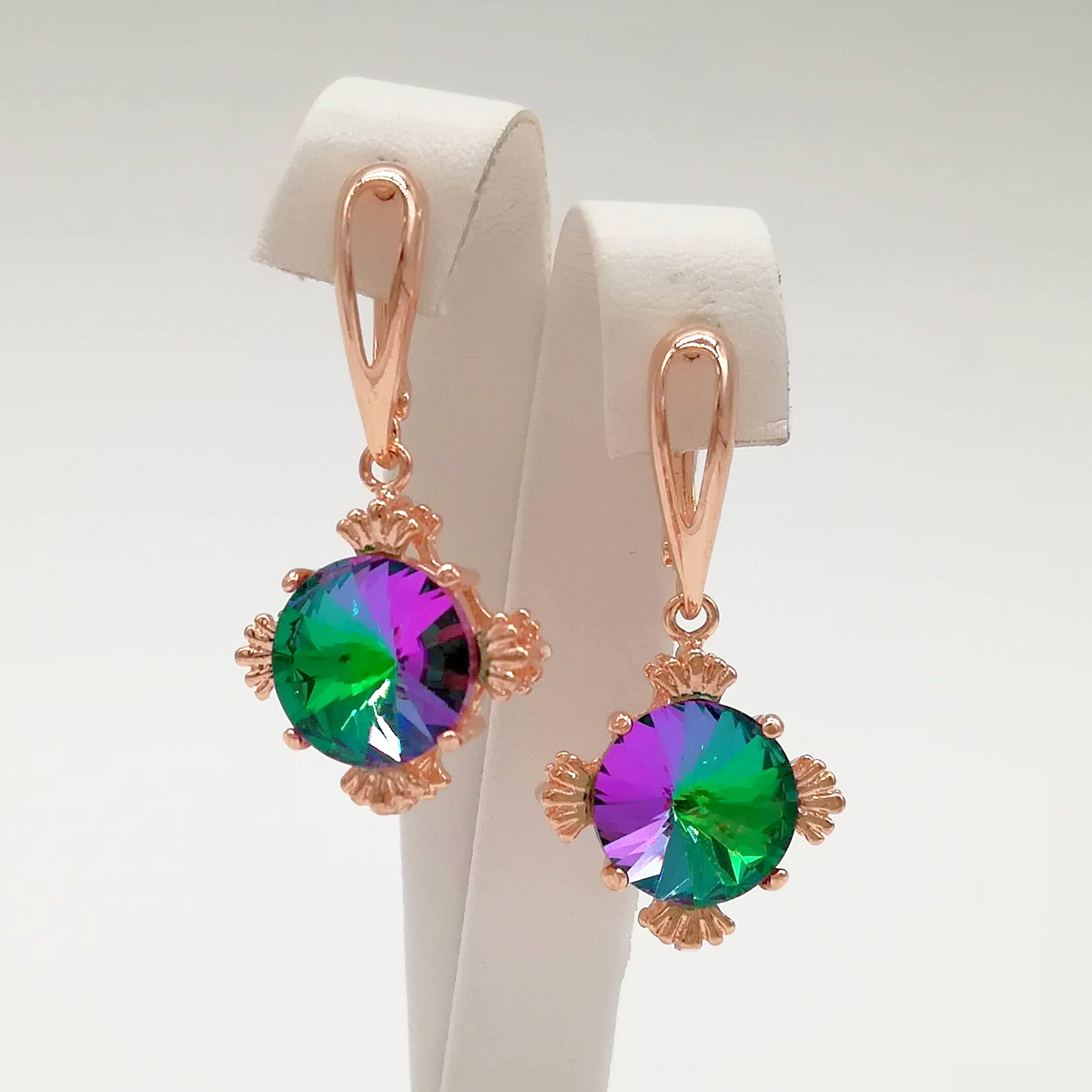 

Серьги SONATA из медицинского золота, кристаллы Swarovski фиолетово-зеленого цвета, позолота PO, 24790